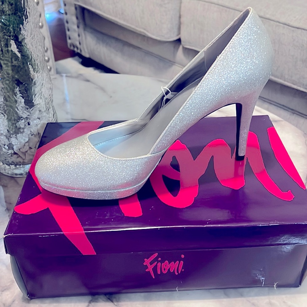 Fioni silver plateado argent high heel shoes Never worn brand new in the box